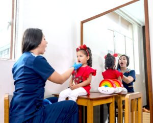 Terapeuta de Cedife guiando a niña en ejercicios de vocalización